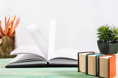 yığın kitap ahşap zemin üzerinde