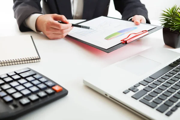 Close-up zicht van boekhouder of financieel inspecteur handen maken rapport, berekening of controle van de balans. — Stockfoto