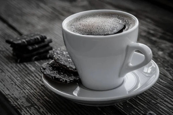 Taza blanca de café con galletas . —  Fotos de Stock