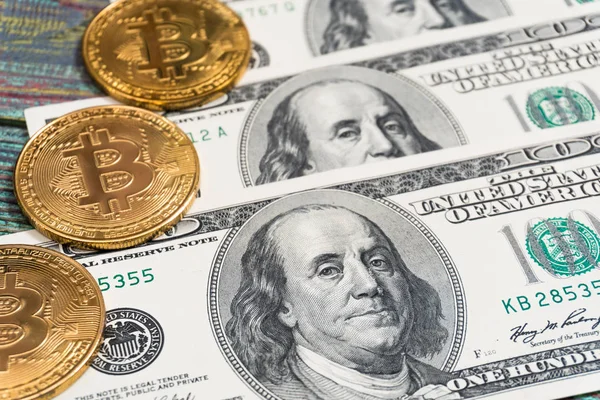 Bitcoin złote monety nowe wirtualne pieniądze i Dolar tło — Zdjęcie stockowe