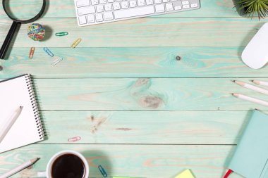 Ofis tablo Masası ile renkli malzeme koymak