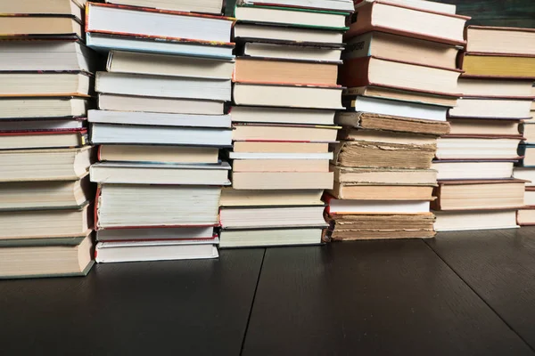 Muchos libros en una librería o biblioteca — Foto de Stock