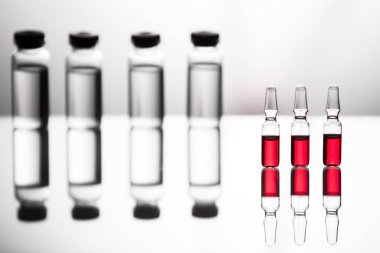 Tıbbi laboratuvar şeffaf bir ilaç ile ampul grubu