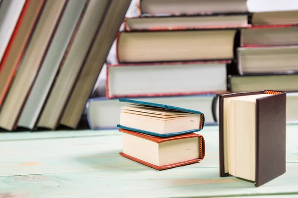 Montón de libros sobre fondo de madera —  Fotos de Stock