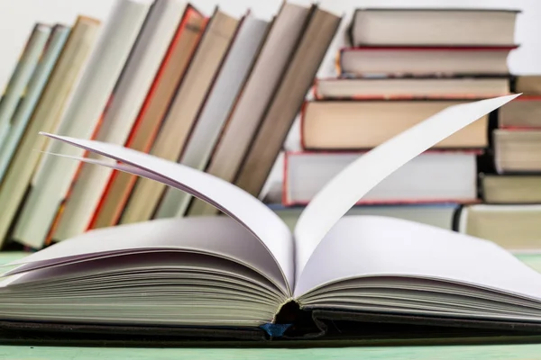 Montón de varios libros sobre fondo de madera —  Fotos de Stock