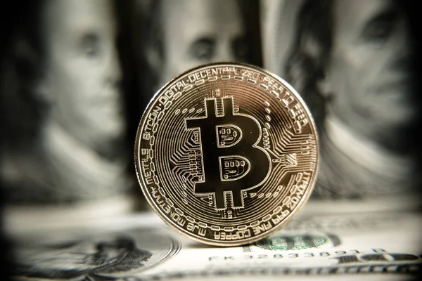 Bitcoin d'oro su di noi dollari da vicino. — Foto Stock