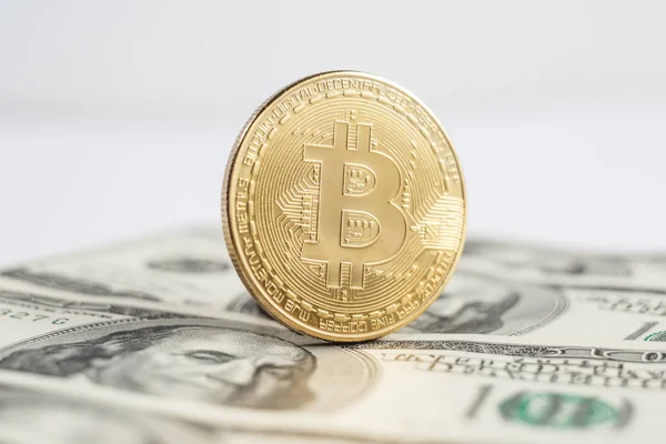 Bitcoin d'oro su di noi dollari da vicino. — Foto Stock