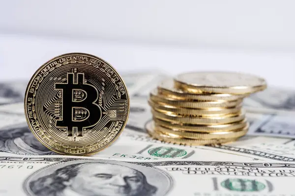 Bitcoin d'oro su di noi dollari da vicino. — Foto Stock