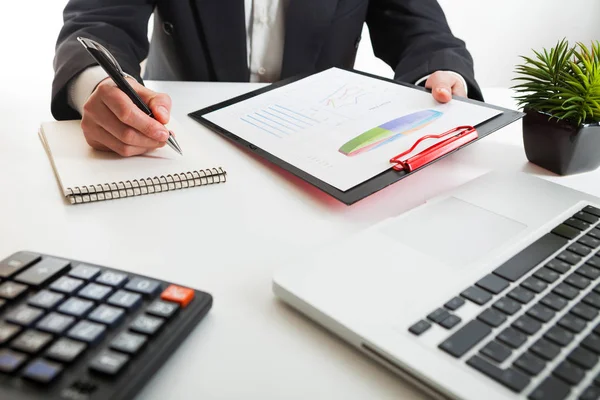 Muhasebeci ya da finans müfettişlerinin raporlama, hesaplama ya da bakiyeyi denetleme görüntülerini kapat.