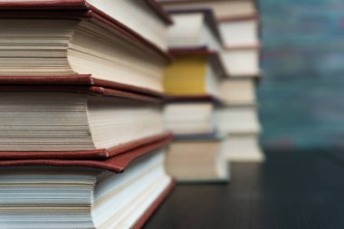 Bir kitapçı veya kitaplıkta çok sayıda kitap