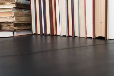 Bir kitapçı veya kitaplıkta çok sayıda kitap