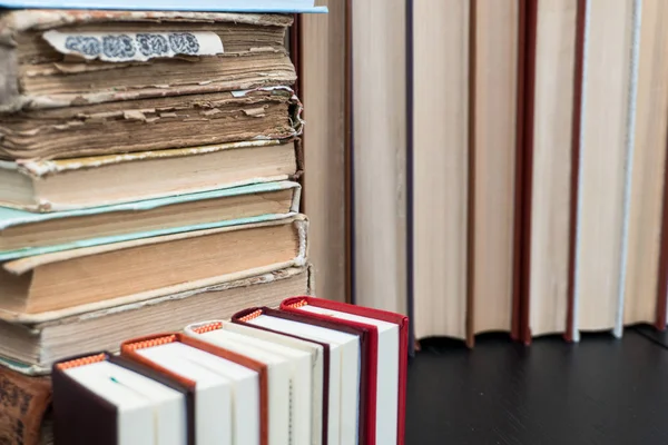 Muchos libros en una librería o biblioteca —  Fotos de Stock