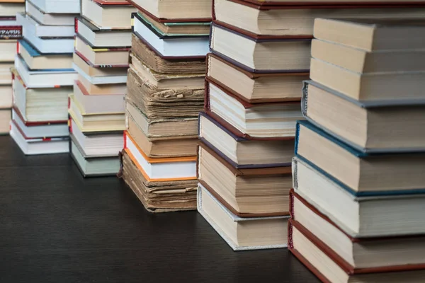 Muchos libros en una librería o biblioteca —  Fotos de Stock