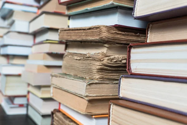 Muchos libros en una librería o biblioteca —  Fotos de Stock