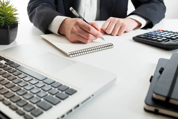 Vista ravvicinata delle mani del contabile o dell'ispettore finanziario che redigono relazioni, calcolano o controllano il saldo . — Foto Stock