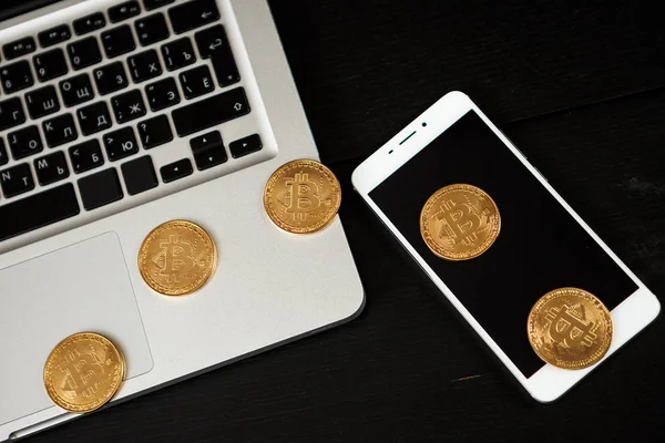 Bitcoin símbolo en el ordenador portátil concepto futuro moneda financiera cripto signo de moneda — Foto de Stock
