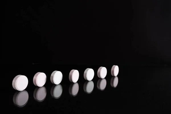 Tabletten en pillen op donkere achtergrond — Stockfoto