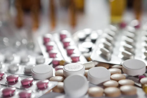 Medicamentos farmacéuticos y píldoras medicinales en paquetes — Foto de Stock