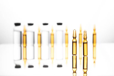 Tıbbi laboratuvar şeffaf bir ilaç ile ampul grubu