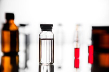 Tıbbi laboratuvar şeffaf bir ilaç ile ampul grubu