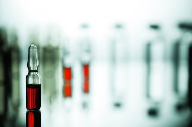 Tıbbi laboratuvar şeffaf bir ilaç ile ampul grubu