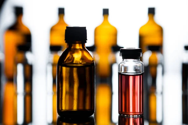 Grupo de ampollas con un medicamento transparente en laboratorio médico —  Fotos de Stock