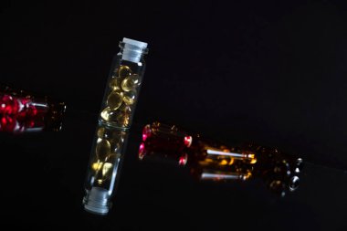 Hap şişesi ve hap siyah kavramı eczane izole