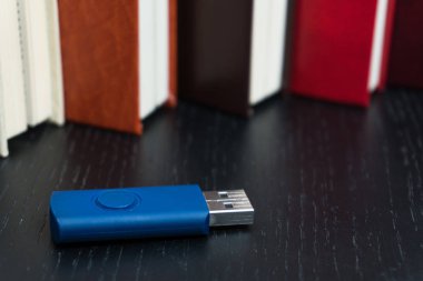 Ahşap arka plan üzerinde kitap. USB