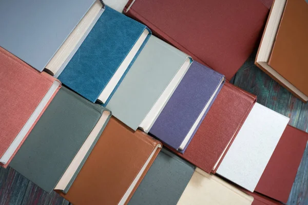 Bir kitapçı veya kitaplıkta çok sayıda kitap