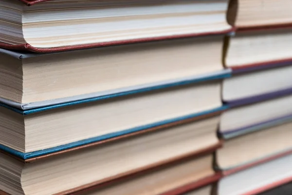 Muitos livros em uma livraria ou biblioteca — Fotografia de Stock