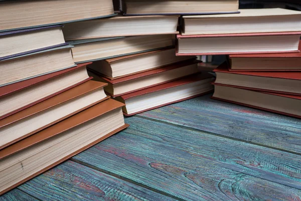 Libro de tapa dura sobre mesa de madera —  Fotos de Stock