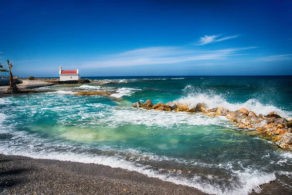 Εκκλησάκι Δίπλα Στη Θάλασσα Στη Χερσόνησο Στο Νησί Της Κρήτης — Φωτογραφία Αρχείου
