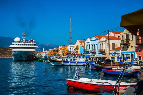 Fähre Auf Der Griechischen Insel Kastellorizo Mit Booten Dodekanesisch Griechenland lizenzfreie Stockfotos
