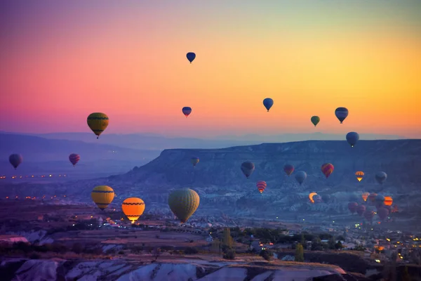 카파도 Nevshehir Goreme Anatolia Turkey 2019 아름다운 날아다니는 발레론 스러운 로열티 프리 스톡 사진