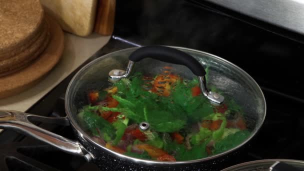 Chef preparando huevos revueltos con verduras . — Vídeos de Stock