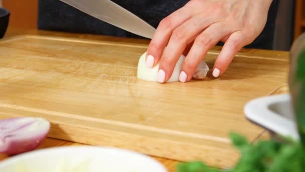 Picar cebolla blanca en la tabla de cortar — Vídeos de Stock