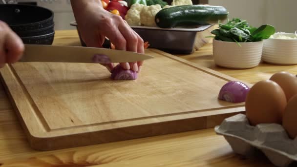 Kesme tahtasında kırmızı soğan doğrama — Stok video