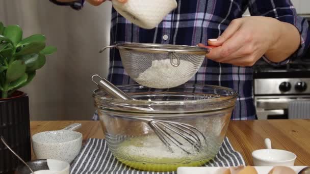 Menyaring tepung dalam gerakan lambat — Stok Video