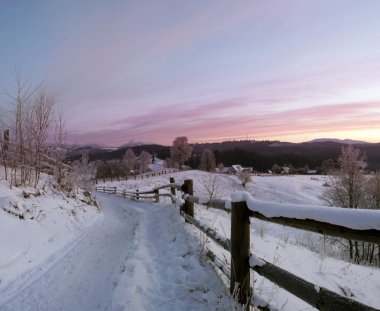 Karpat dağ Vadisi taze karla kaplı. Görkemli lan
