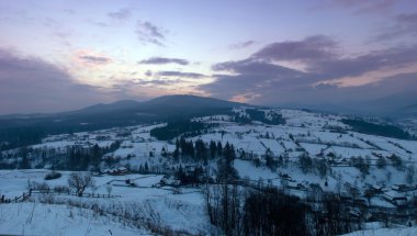 Karpat dağ Vadisi taze karla kaplı. Görkemli lan