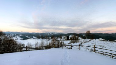 Karpat dağ Vadisi taze karla kaplı. Görkemli lan