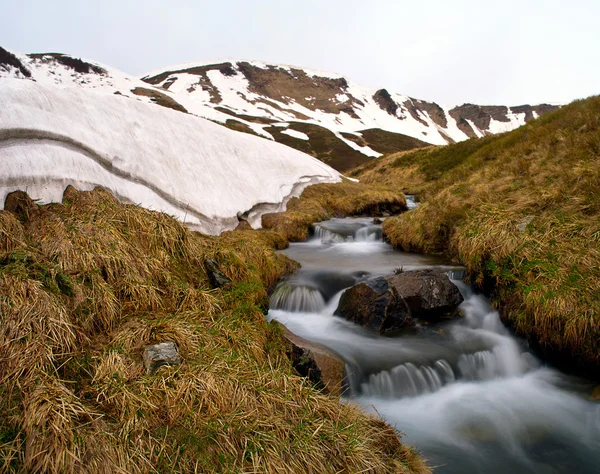 북부 자연의 아름다움입니다. 봄 풍경에 산 강 — 스톡 사진