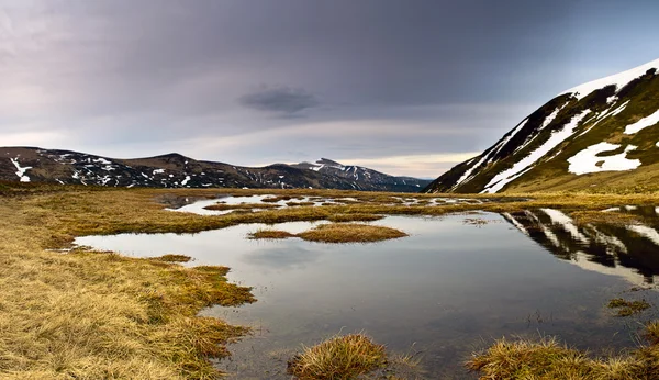 Schoonheid van de noordelijke natuur. Berg rivier in lente landschap — Stockfoto