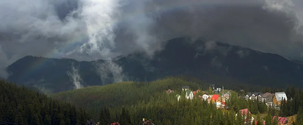 Berglandschaft in Dragobrat die Karpaten, Wolke — Stockfoto