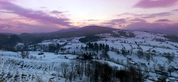 Valle montañoso de los Cárpatos cubierto de nieve fresca. Majestuoso lan — Foto de Stock