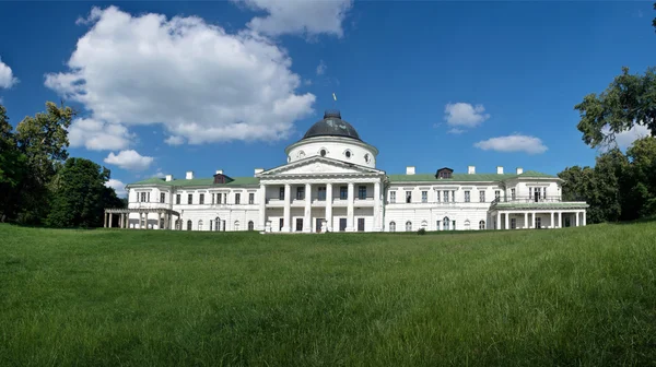 Kachanivka palácio parte dianteira principal. Imagem panorâmica no outono seaso — Fotografia de Stock