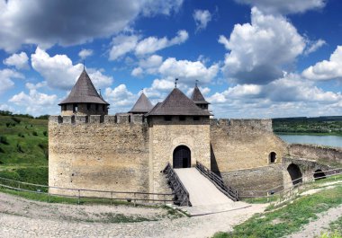 Hotin kentin batı Ukrayna Ortaçağ Kalesi.