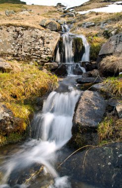 Bahar sakin dağ manzarası ile nehir ve kar