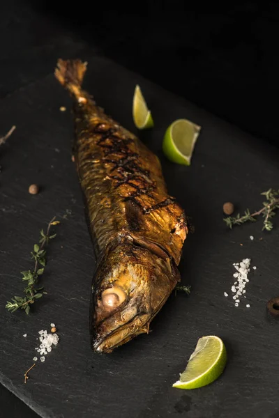 Delicioso Pescado Fresco Sobre Fondo Oscuro Vintage Pescado Con Hierbas — Foto de Stock