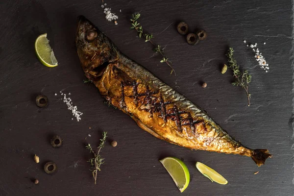 Pește Proaspăt Delicios Fundal Vintage Închis Pește Ierburi Aromatice Condimente — Fotografie, imagine de stoc